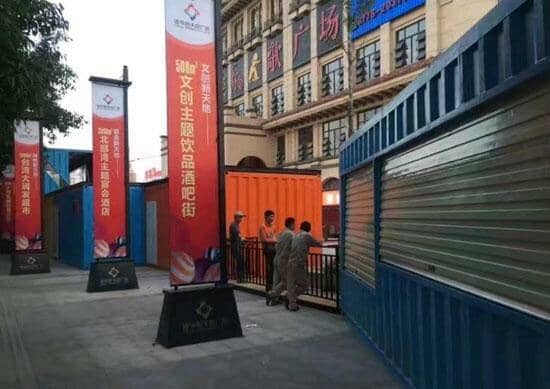 集裝箱活動房墻面采用卷閘門，這樣可以安裝大面積的卷閘，也可以有效防止小偷的光顧