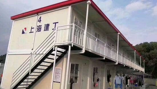 前置陽臺走廊，屋檐外置排水管